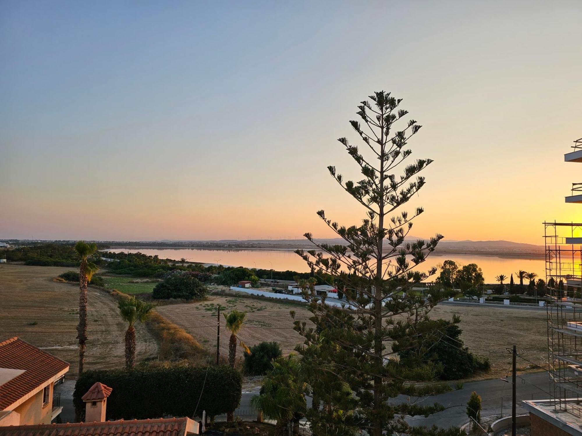 Majestic Sunset Salt Lake Views 300M From Beach Apartment Larnaca Exterior foto